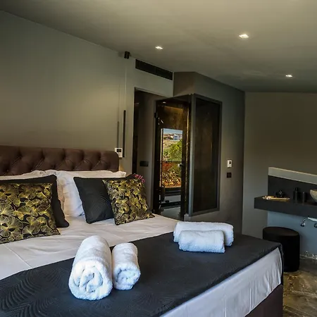 Villa Ria, 4 Bedrooms With Private Pool & Sea View